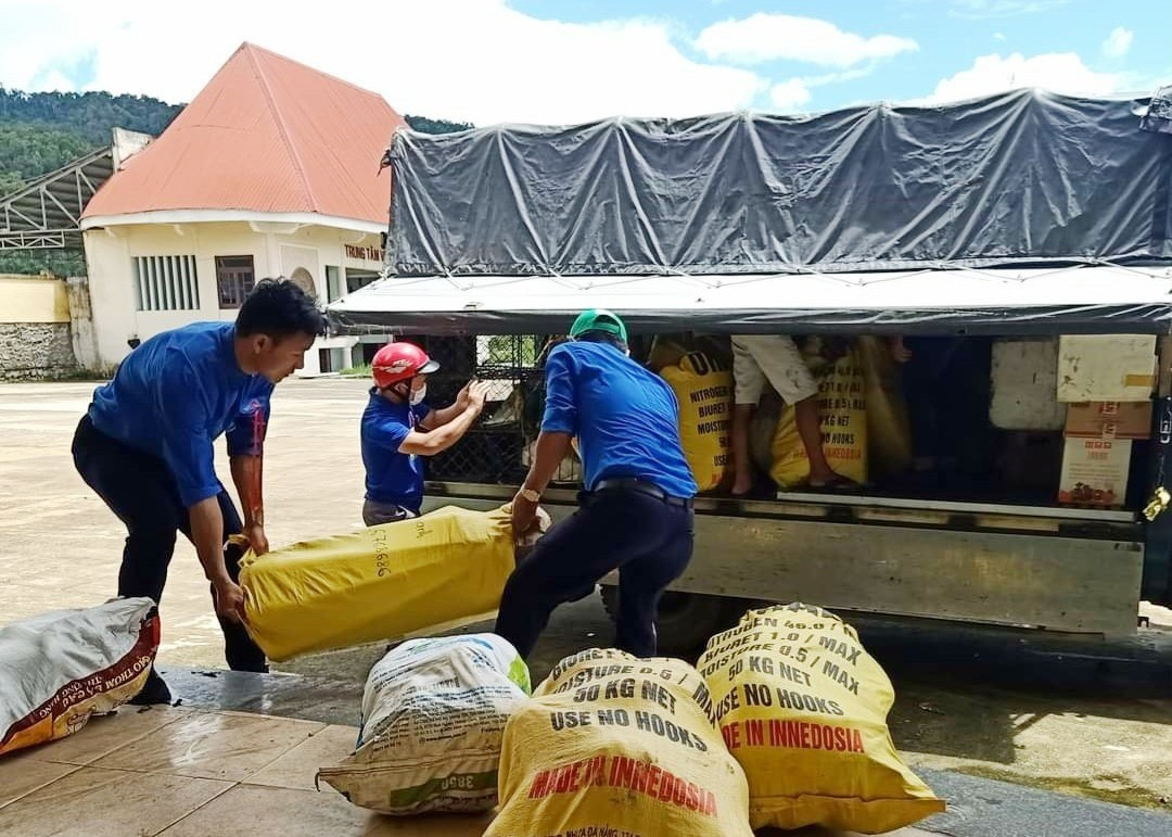 Các bạn trẻ Cơtu ở Tây Giang đưa hàng hóa quyên góp được lên xe chuyển về hỗ trợ các địa bàn bị dịch Covid-19 ở vùng xuôi. Ảnh: Pơloong Plênh