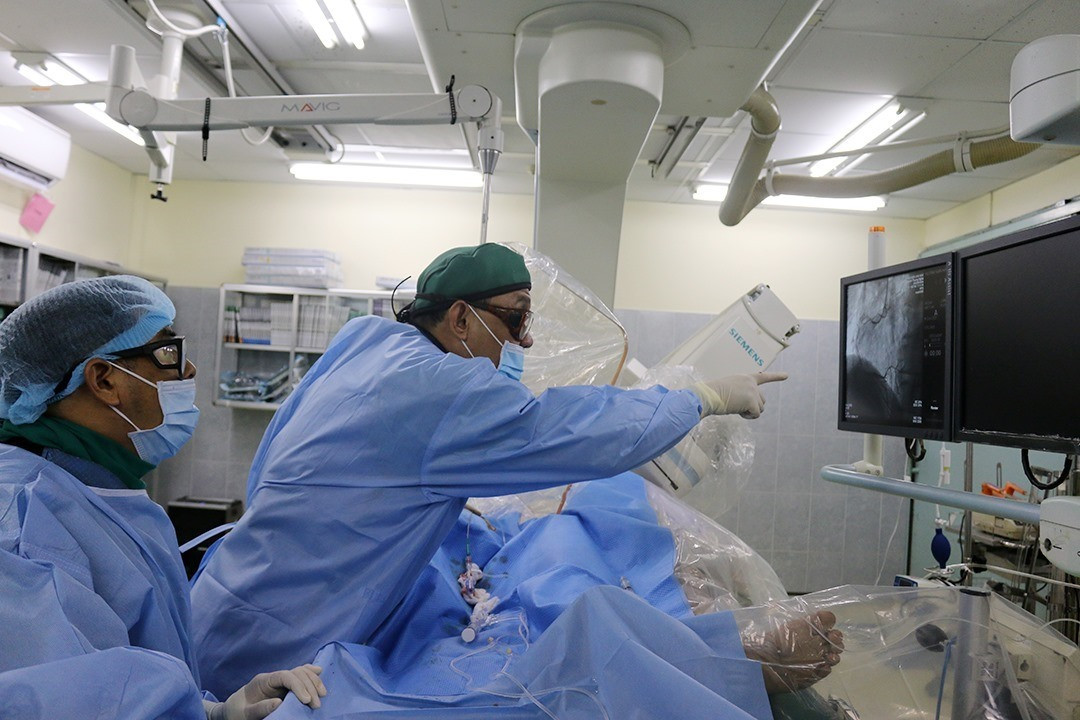 Các bác sĩ tại Bệnh viện Chợ Rẫy đang điều trị cho ba của bác sĩ Huỳnh Quang Đại. Ảnh: BV Chợ Rẫy