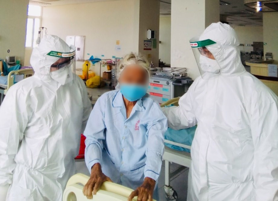 Các bác sĩ của Bệnh viện Chợ Rẫy đang tham gia chi viện cho Bệnh viện Đa khoa Trung ương Quảng Nam điều trị bệnh nhân Covid-19. Ảnh: BV Chợ Rẫy