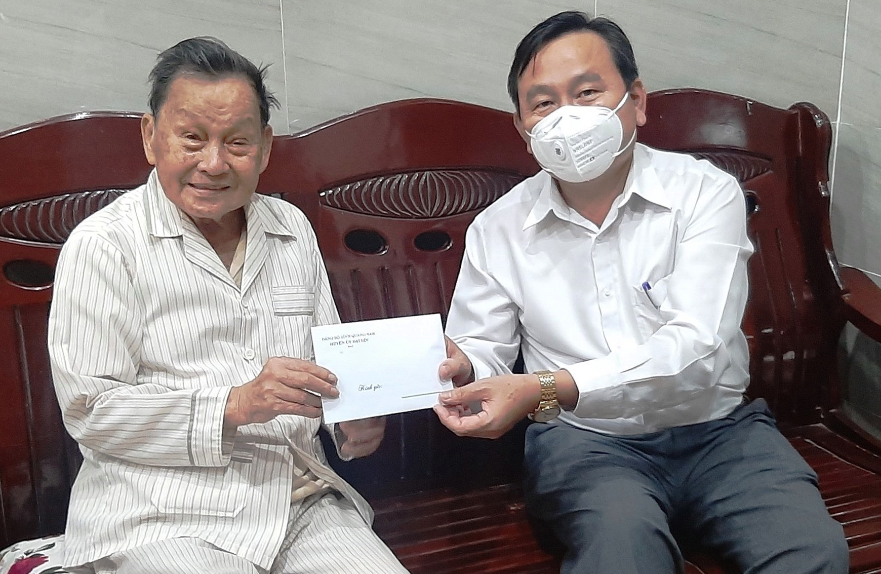 Lãnh đạo huyện Đại Lộc trao tặng quà cho cán bộ tiền khởi nghĩa huyện Đại Lộc. Ảnh: NH.DUY