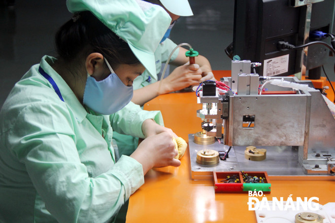 Với định hướng phát triển bền vững, thành phố vẫn đang tạo lập môi trường đầu tư thông thoáng và duy trì được sức hút với các nhà đầu tư. TRONG ẢNH: Công nhân đang làm việc tại Công ty TNHH Điện tử Foster Đà Nẵng.                    Ảnh: ĐẮC MẠNH