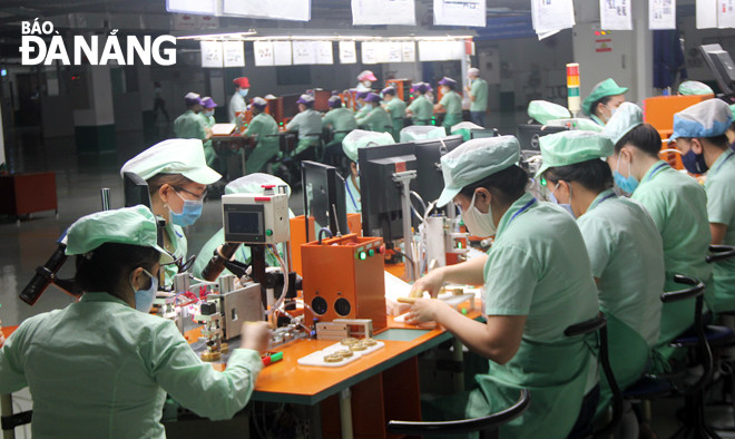 Với định hướng phát triển bền vững, thành phố vẫn đang tạo lập môi trường đầu tư thông thoáng và duy trì được sức hút với các nhà đầu tư. (Ảnh chụp tại Công ty TNHH Điện tử Foster Đà Nẵng)            Ảnh: ĐẮC MẠNH