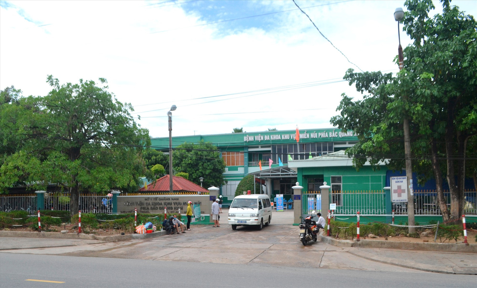 Bệnh viện ĐKKVMN phía Bắc Quảng Nam đang tiếp nhận bệnh nhân đến khám và điều trị. Ảnh: CT