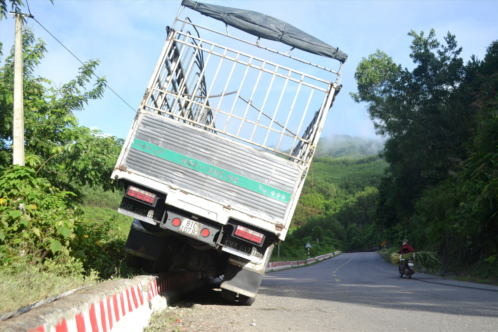 Xe tải chạy hướng Đà Nẵng-Gia Lai “leo” tường chắn quốc lộ 14B, đoạn qua Nam Giang vào ngày 18.8.2020. Ảnh: C.T
