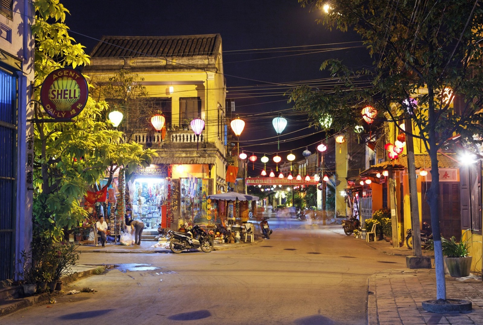 Hoi An is known as an ancient town of South Central coastal province Quang Nam. More and more visitors come to Hoi An to contemplate the charming beauty of anicent houses, temples and pagodas, and bridges. In the evening, coloured lanterns make the city sparkling, romantic and more attractive.