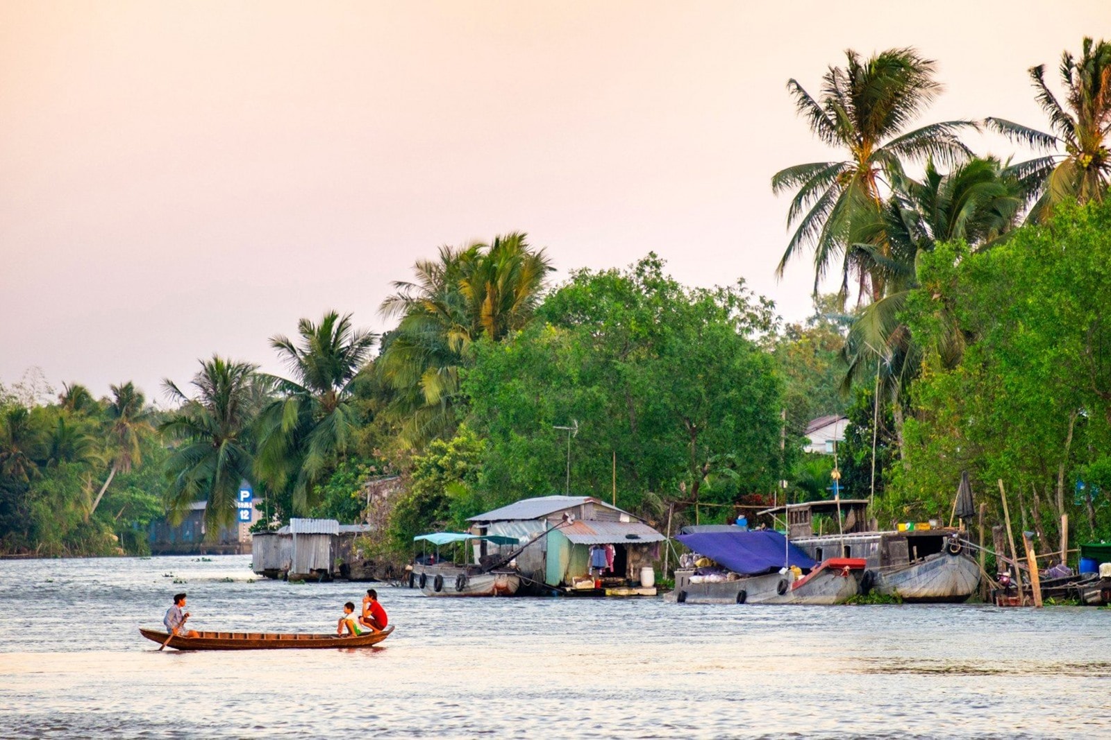 Cuu Long Delta is the place the Mekong river prepares for meeting the ocean. It is famous for an interlacing system of rivers and canals with mangrove forests, floating markets and a granary of Vietnam.