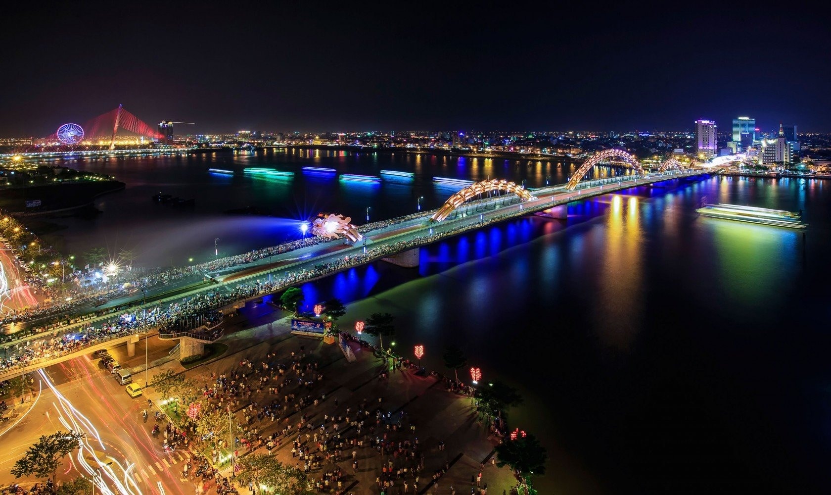 Da Nang, the city of bridges is always beautiful and attractive both day and night.