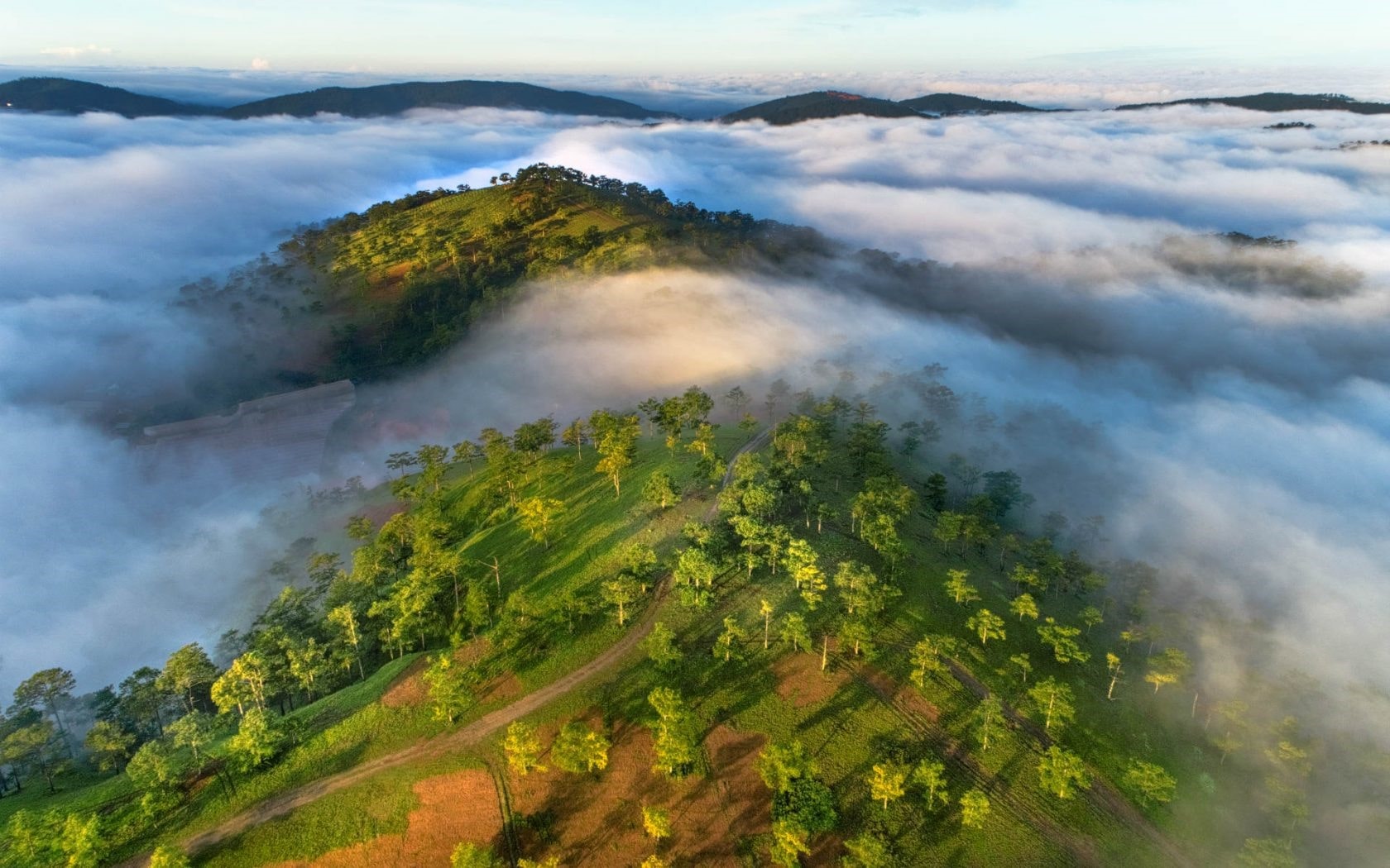 Dalat has a temperate and cool climate and green pine forests. It is an ideal place for those who like a pleasant and relaxed atmosphere.