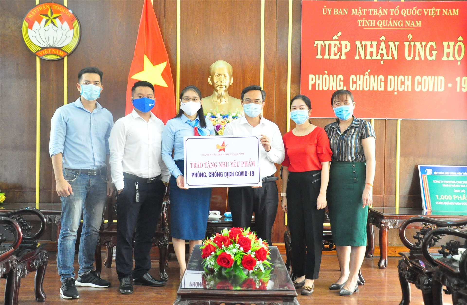 Đại diện Câu lạc bộ Doanh nhân trẻ Quảng Nam tặng nguồn vật tư, nhu yếu phẩm chống dịch cho Ủy ban MTTQ Việt Nam tỉnh. Ảnh: VINH ANH
