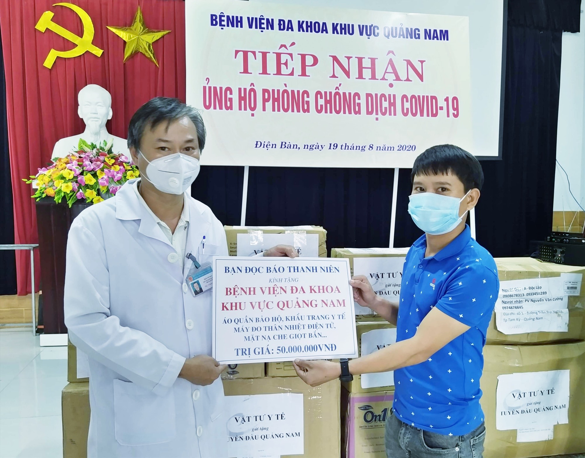 Đại diện Báo Thanh Niên tại Quảng Nam (bên phải) trao quà bạn đọc hỗ trợ phòng chống dịch Covid-19 cho Bệnh viện  Đa khoa khu vực Quảng Nam. Ảnh: Đ.N