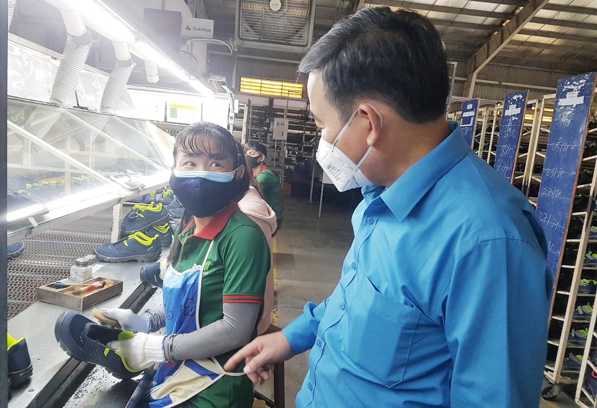 Chủ tịch LĐLĐ tỉnh Phan Xuân Quang thăm hỏi tình hình việc làm của người lao động. Ảnh: D.L