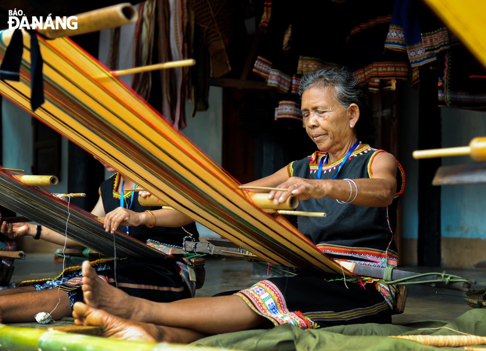 Nghệ nhân dệt thổ cẩm lâu năm ở Kon Tum.