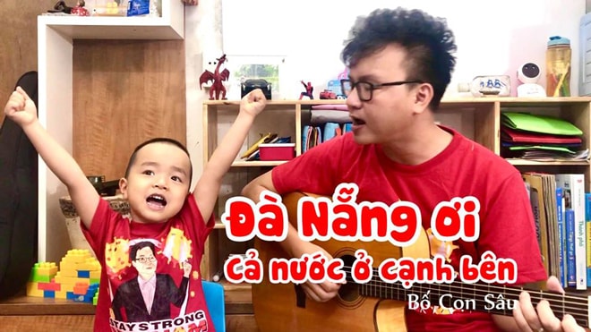 Anh Lê Xuân Đức và con trai thể hiện bài hát “Đà Nẵng ơi, cả nước ở cạnh bên”. Ảnh: NVCC