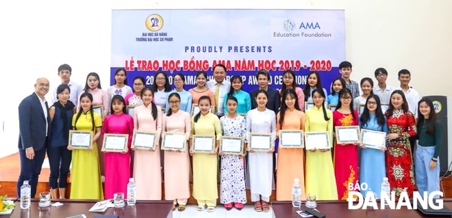 Trường Đại học Sư phạm, Đại học Đà Nẵng trao học bổng AMA cho sinh viên năm học 2019-2020. Ảnh: NGỌC PHÚ