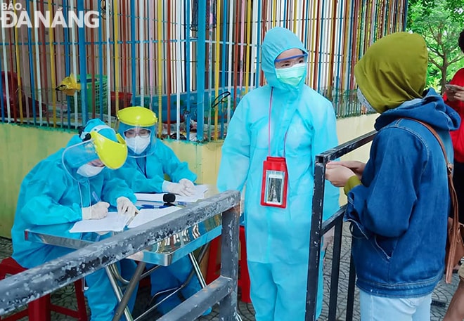 Tiểu thương đăng ký xét nghiệm tại chợ An Hải Bắc (quận Sơn Trà) vào sáng 22-8. Ảnh đơn vị cung cấp.