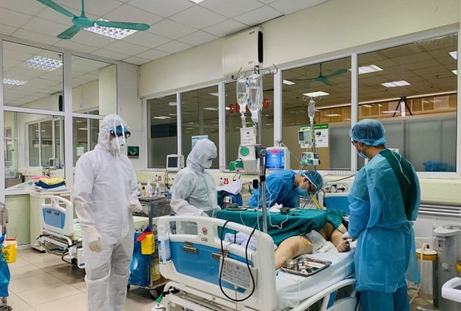 Các y bác sĩ điều trị cho một ca mắc Covid-19. (Ảnh minh họa: Bộ Y tế)