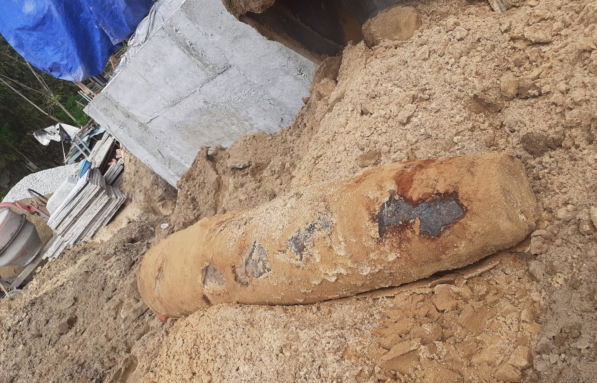 quả bom ước tính nặng 250kg nằm dưới lòng đất nhà anh Đặng Đinh Hùng. Ảnh: N.T