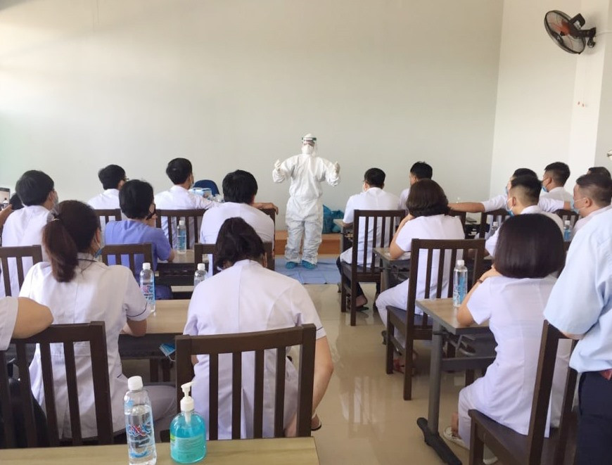 Lớp tập huấn về cách thức bảo hộ khi thực hiện nhiệm vụ tại Bệnh viện Đa khoa Trung ương Quảng Nam. Ảnh: BVĐKTW
