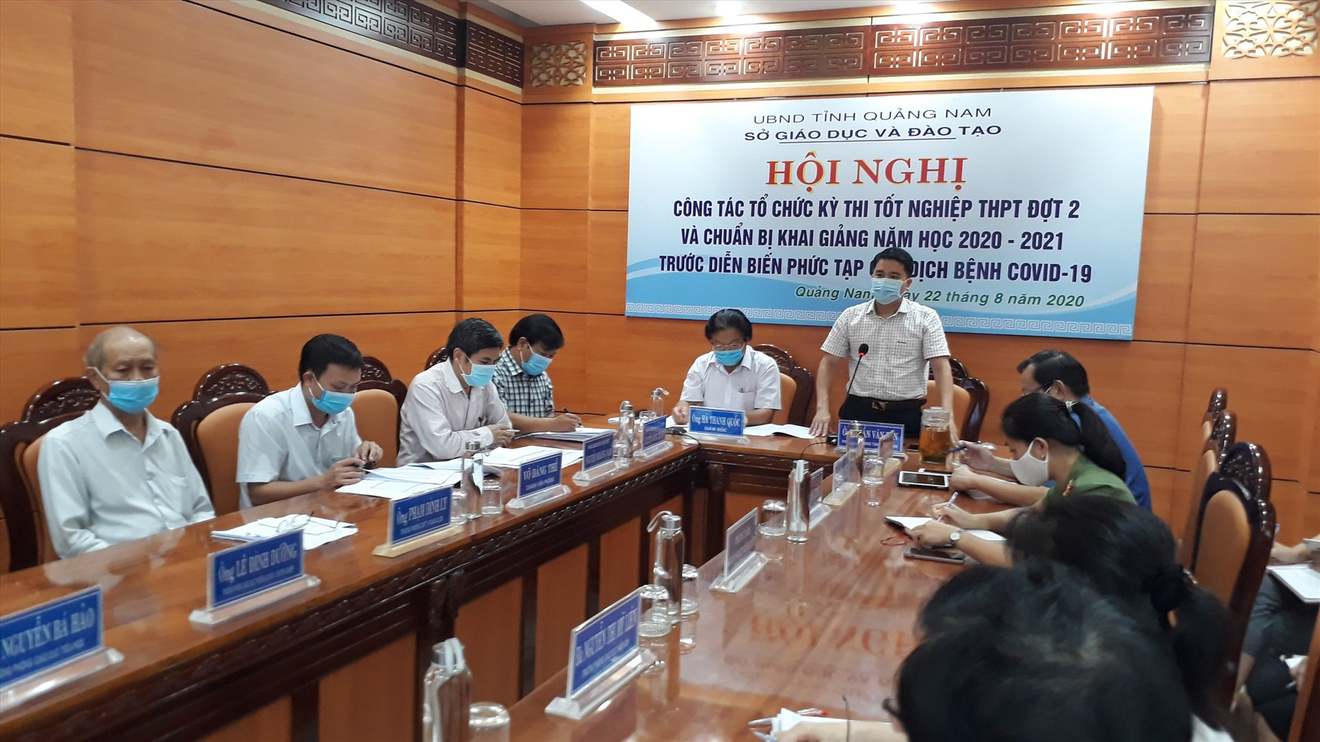 Phó Chủ tịch UBND tỉnh Trần Văn Tân nhấn mạnh việc tổ chức kỳ thi tốt nghiệp THPT đợt 2 t phải được triển khai nghiêm túc, đúng quy chế, đảm bảo an toàn sức khỏe cho TS và giám thị. Ảnh: X.P