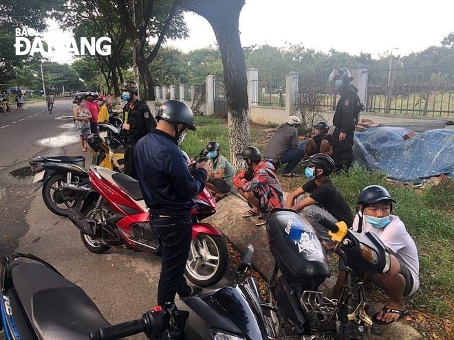 Nhóm 5 thiếu niên bị tổ công tác C1-911 bắt giữ chiều 23-8. Ảnh: P.C
