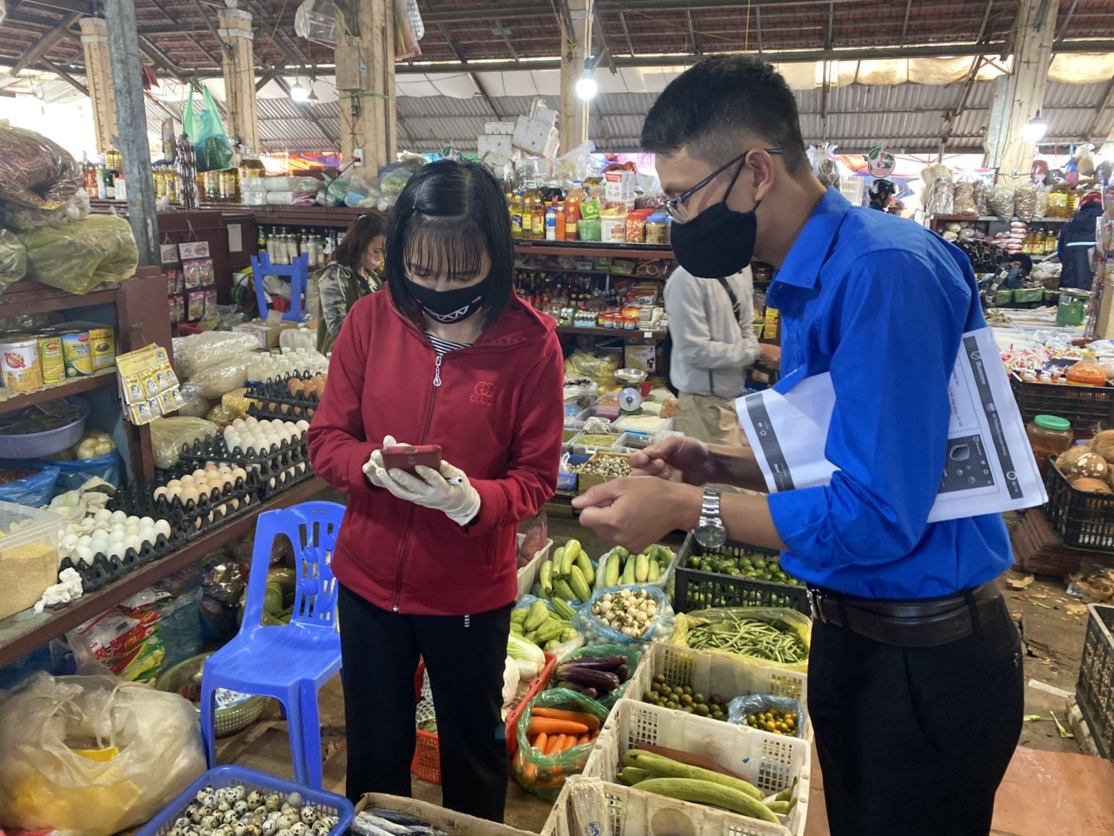 Hướng dẫn các tiểu thương tại chợ truyền thống cài đặt ứng dụng Bluezone.
