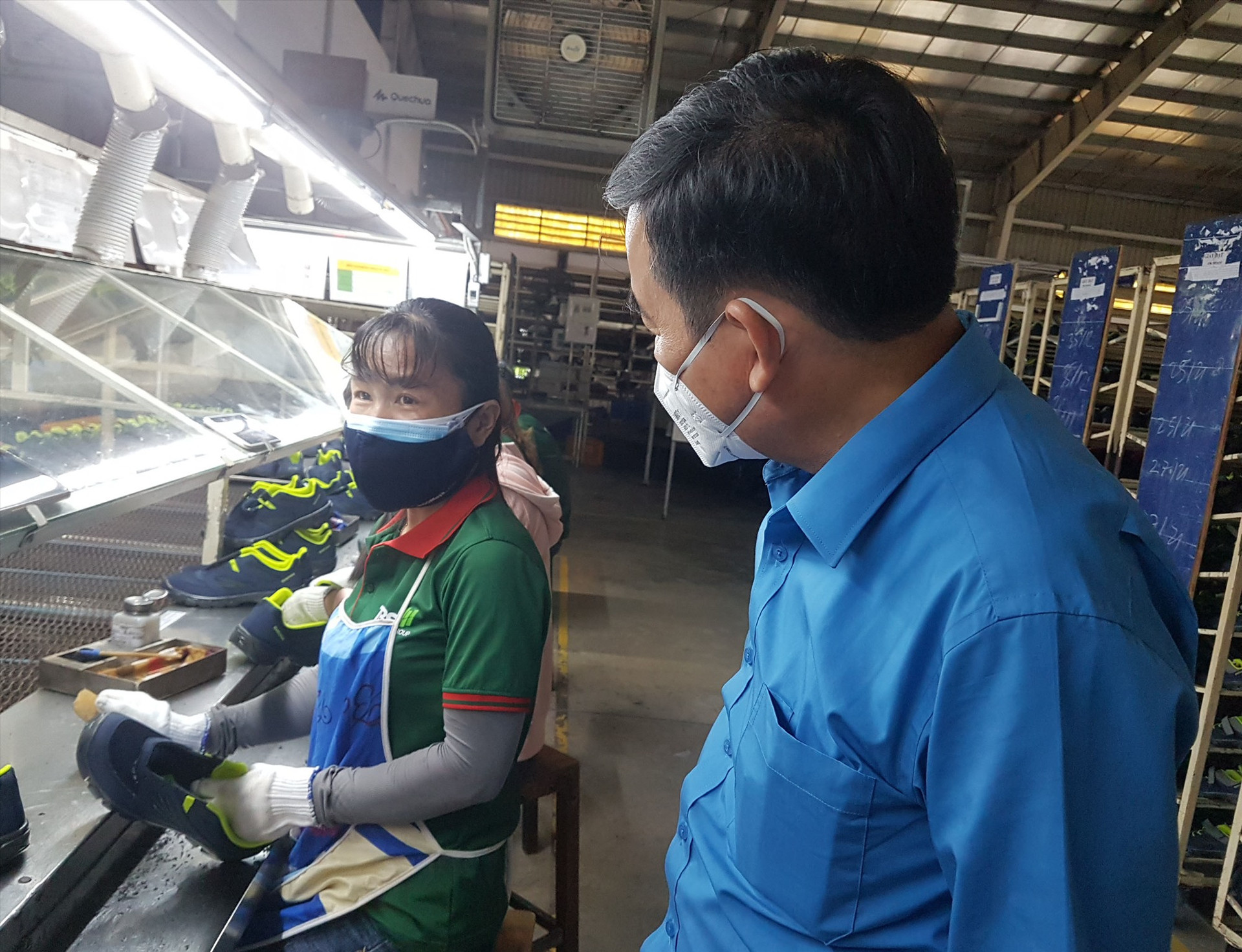 Chủ tịch Liên đoàn Lao động tỉnh Phan Xuân Quang thăm hỏi người lao động làm việc tại doanh nghiệp. Ảnh: D.L