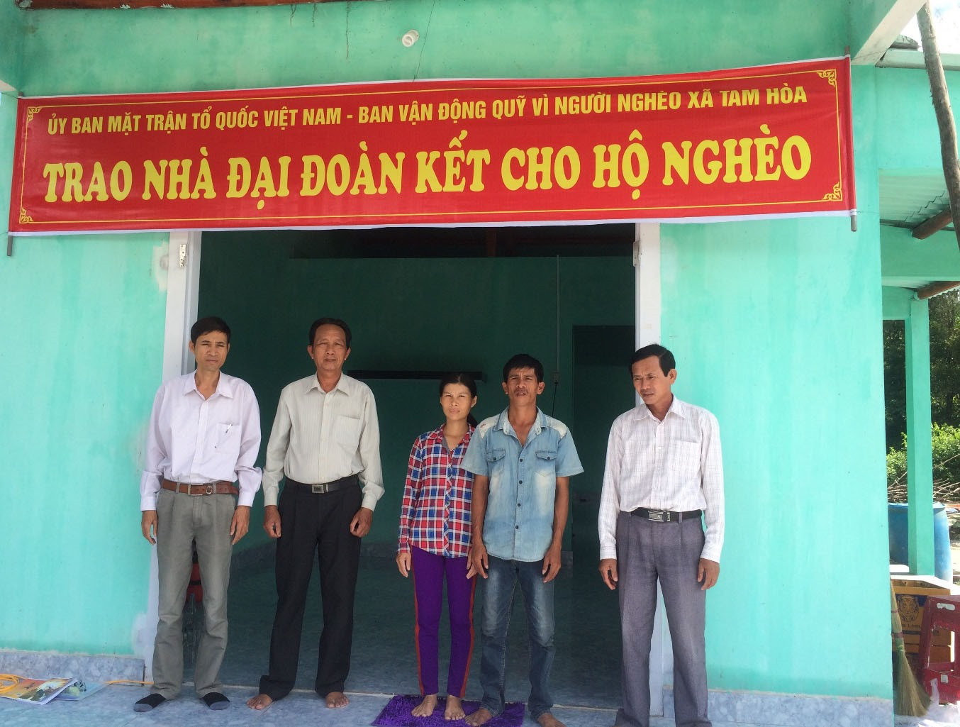 Ban vận động Quỹ vì người nghèo xã Tam Hòa trao nhà đại đoàn kết cho hộ nghèo ở thôn Phú Vinh. Ảnh: TR.MAI