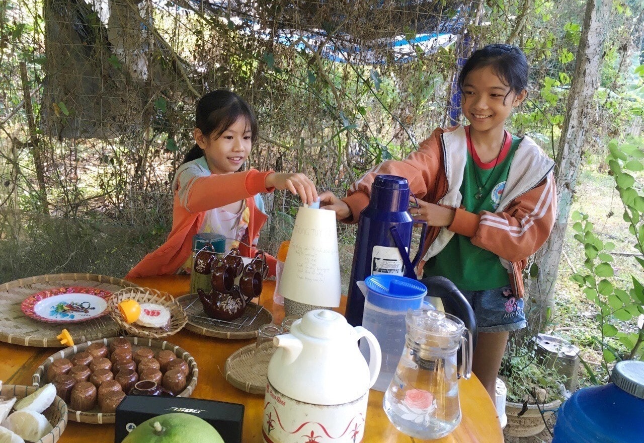 Các em nhỏ ủng hộ tiền tiết kiệm giúp đỡ thầy giáo Lâm Thành Bích có hoàn cảnh khó khăn. Ảnh: KL