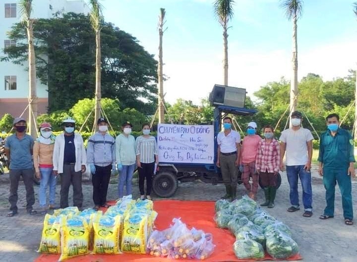 “Chuyến rau 0 đồng-Trao gửi yêu thương” chuyển đến công nhân khu công nghiệp và nhân dân vùng dịch. Ảnh: TÚ TUẤN