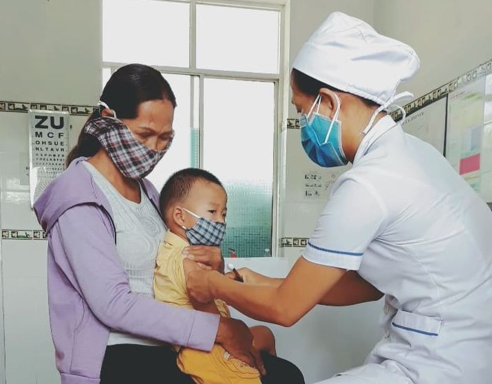 Tiêm chủng cho trẻ tại Trạm Y tế xã Bình Nam, Thăng Bình. Ảnh: ÁNH MINH