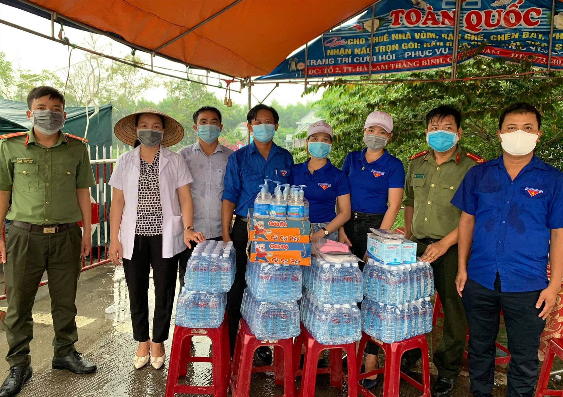 Anh Thái Tấn Thủ - Bí thư Chi đoàn thôn Vinh Phú (đầu tiên bên phải) vận động hỗ trợ nhu yếu phẩm chốt kiểm soát dịch bệnh Covid-19 huyện Thăng Bình. Ảnh: G.B