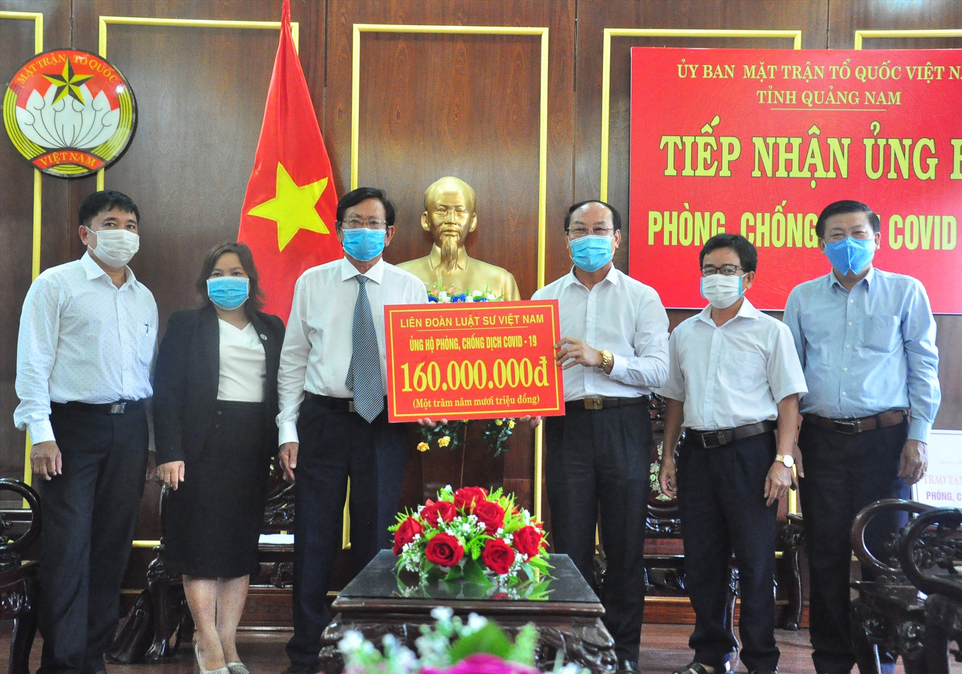 Liên đoàn Luật sư Việt Nam ủng hộ 160 triệu đồng phòng chống dịch. Ảnh: V.A