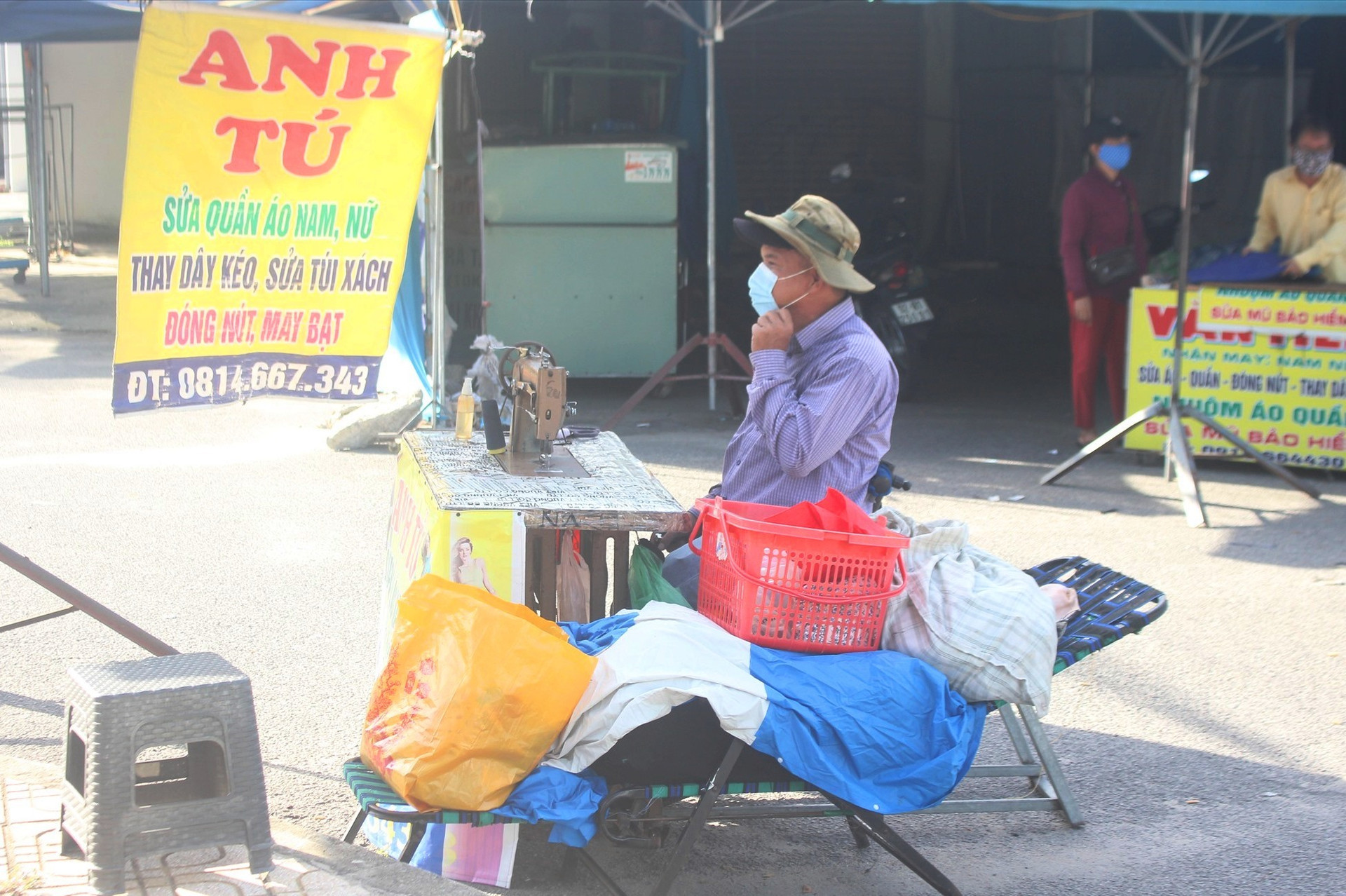 Người dân kinh doanh trở lại sau khi lệnh phong tỏa được dỡ bỏ.chợ Vườn Lài