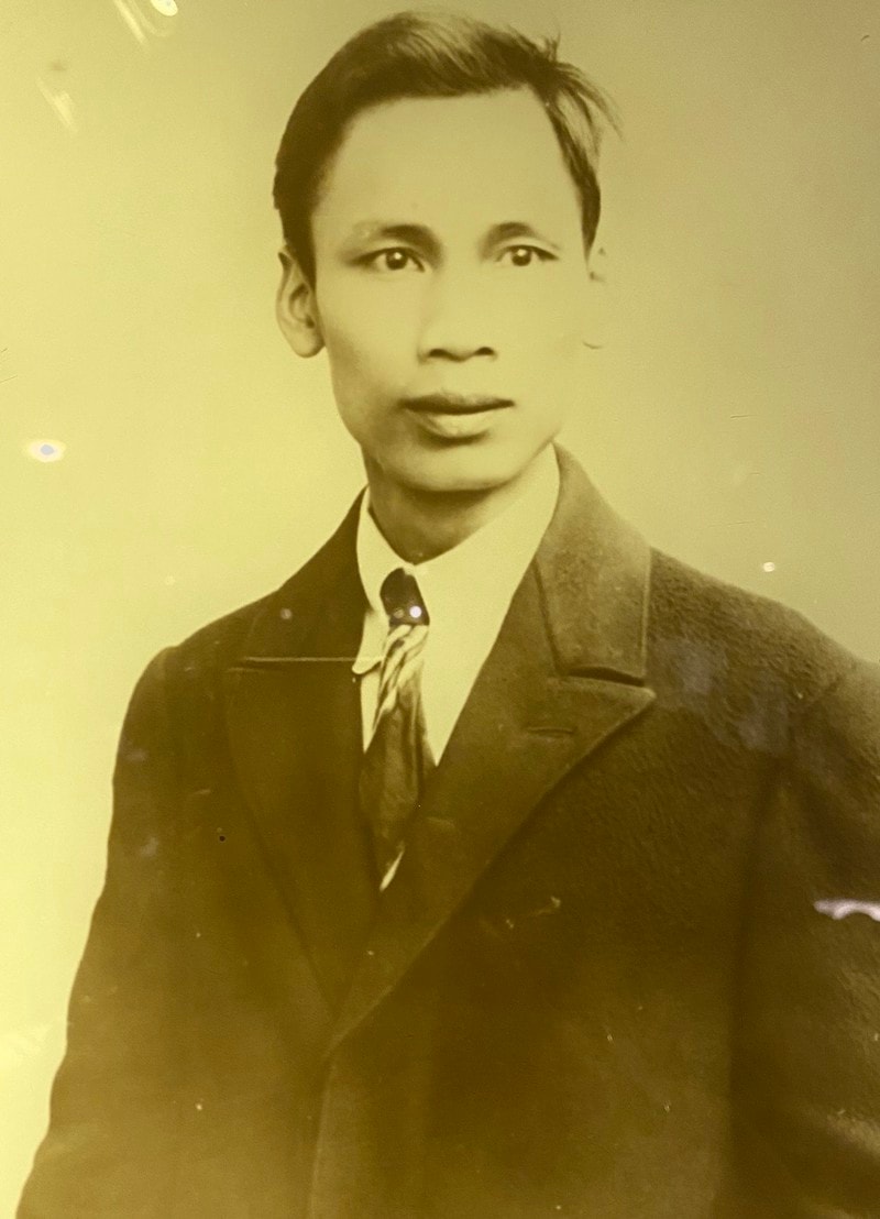Chân dung Chủ tịch Hồ Chí Minh thời gian hoạt động Cách mạng tại Pháp.