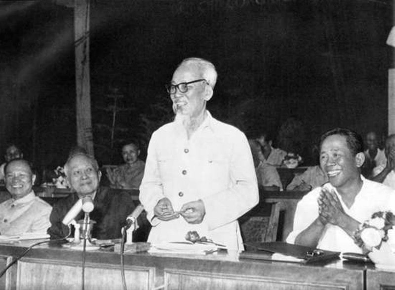 Bác Hồ cùng các đồng chí Trường Chinh, Tôn Đức Thắng, Lê Duẩn.