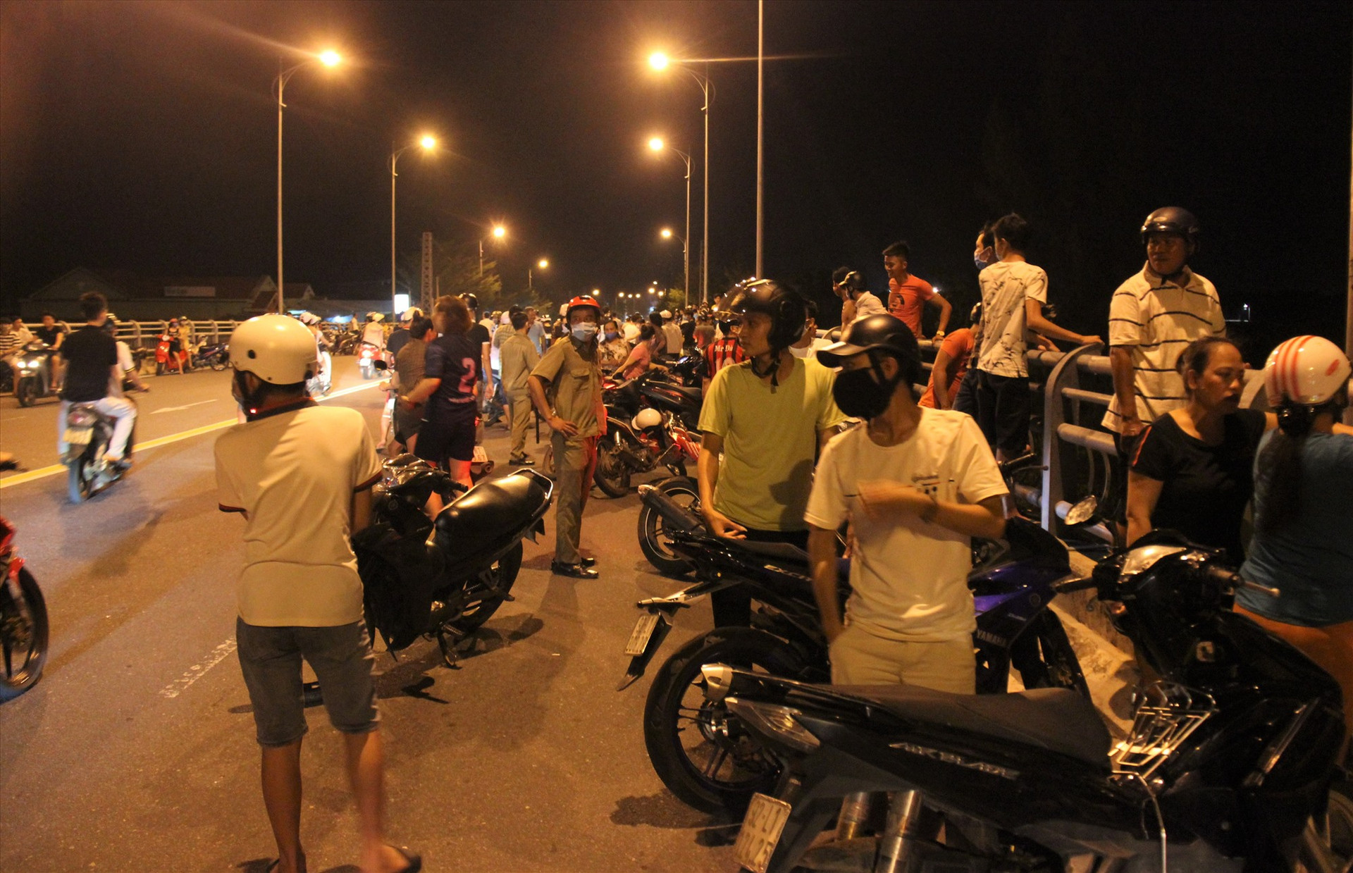 Hàng trăm người có mặt tại khu vực cầu Kỳ Phú để theo dõi lực lượng chức năng tìm kiếm thanh niên nghi mất tích do nhảy cầu. Ảnh: HOÀI AN