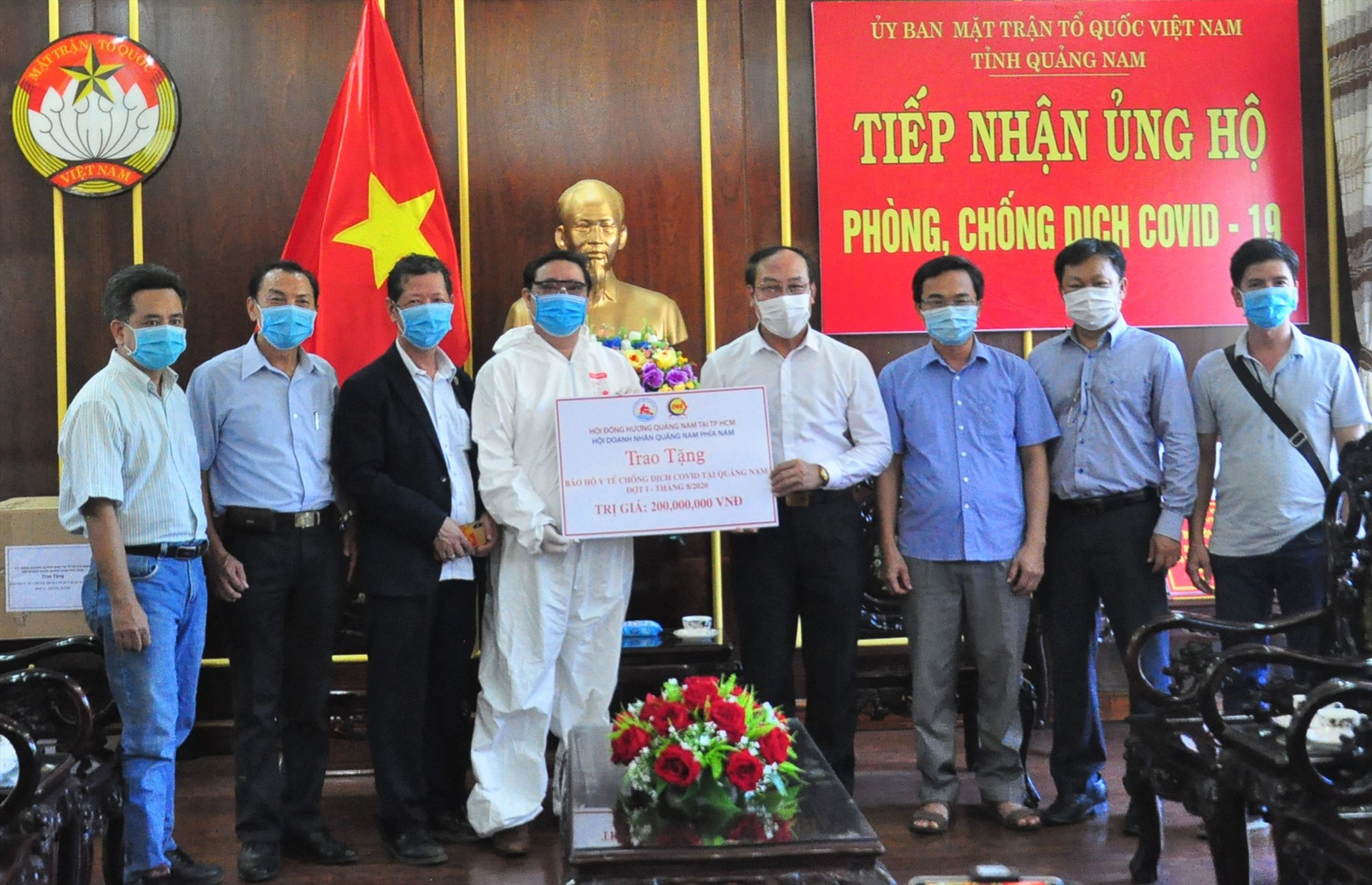 Hội đồng hương Quảng Nam tại TP.Hồ Chí Minh và Hội Doanh nhân Quảng Nam phía Nam trao ủng hộ vật tư y tế cho Quảng Nam chống dịch. Ảnh: VINH ANH