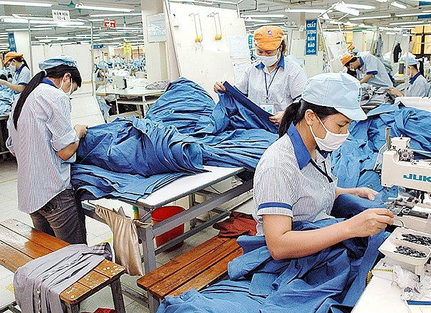 Quy tắc xuất xứ từ vải đang là rào cản lớn đối với DN may xuất khẩu ở Quảng Nam. Ảnh: T.L