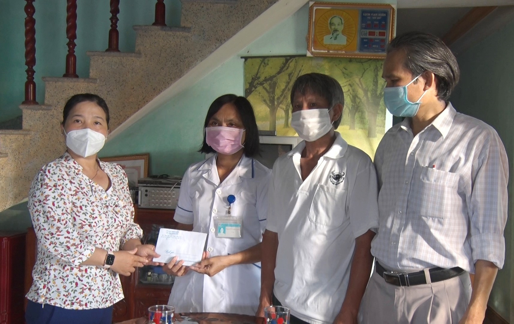 Bà Nguyễn Thị Thu Thủy – Phó Chủ tịch UBND huyện Nông Sơn thăm, tặng quà cho cán bộ y tế gặp khó khăn