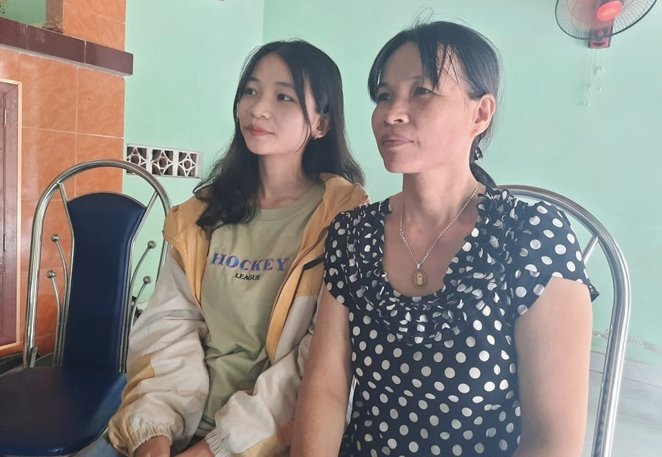 Kim Ân và mẹ trong căn nhà nhỏ ở thôn Kim Đới (xã Tam Thanh, TP.Tam Kỳ). Ảnh: C.M