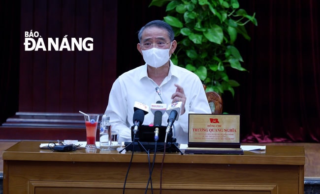 Ủy viên Trung ương Đảng, Bí thư Thành ủy, Trưởng Đoàn đại biểu Quốc hội thành phố Trương Quang Nghĩa chủ trì cuộc họp Ban thường vụ Thành ủy về công tác phòng, chống Covid-19 sáng 28-8. Ảnh: PHAN CHUNG