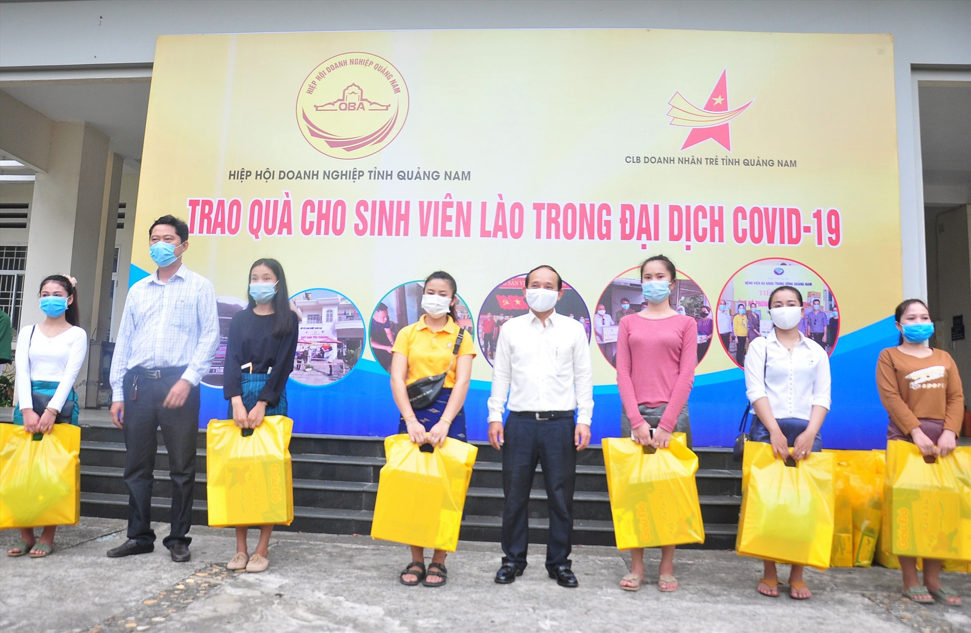 99 sinh viên Lào tại Trường Cao đẳng Y tế Quảng Nam được nhận quà trong chương trình. Ảnh: VINH ANH