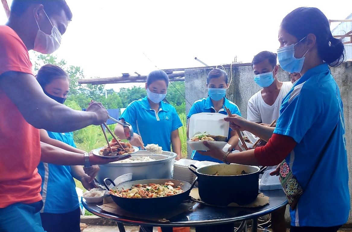 Các nhóm thiện nguyện ở Nam Giang chung sức hỗ trợ các suất ăn cho giáo viên và người dân tại khu cách ly tập trung. Ảnh: Đ.N