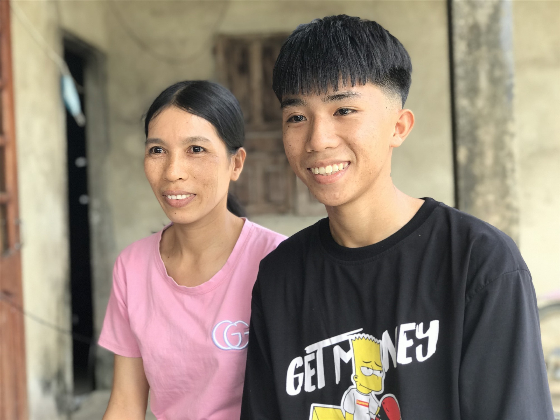 Duyên và mẹ của mình - bà Lê Thị Kim Tuyến. Ảnh: VINH ANH