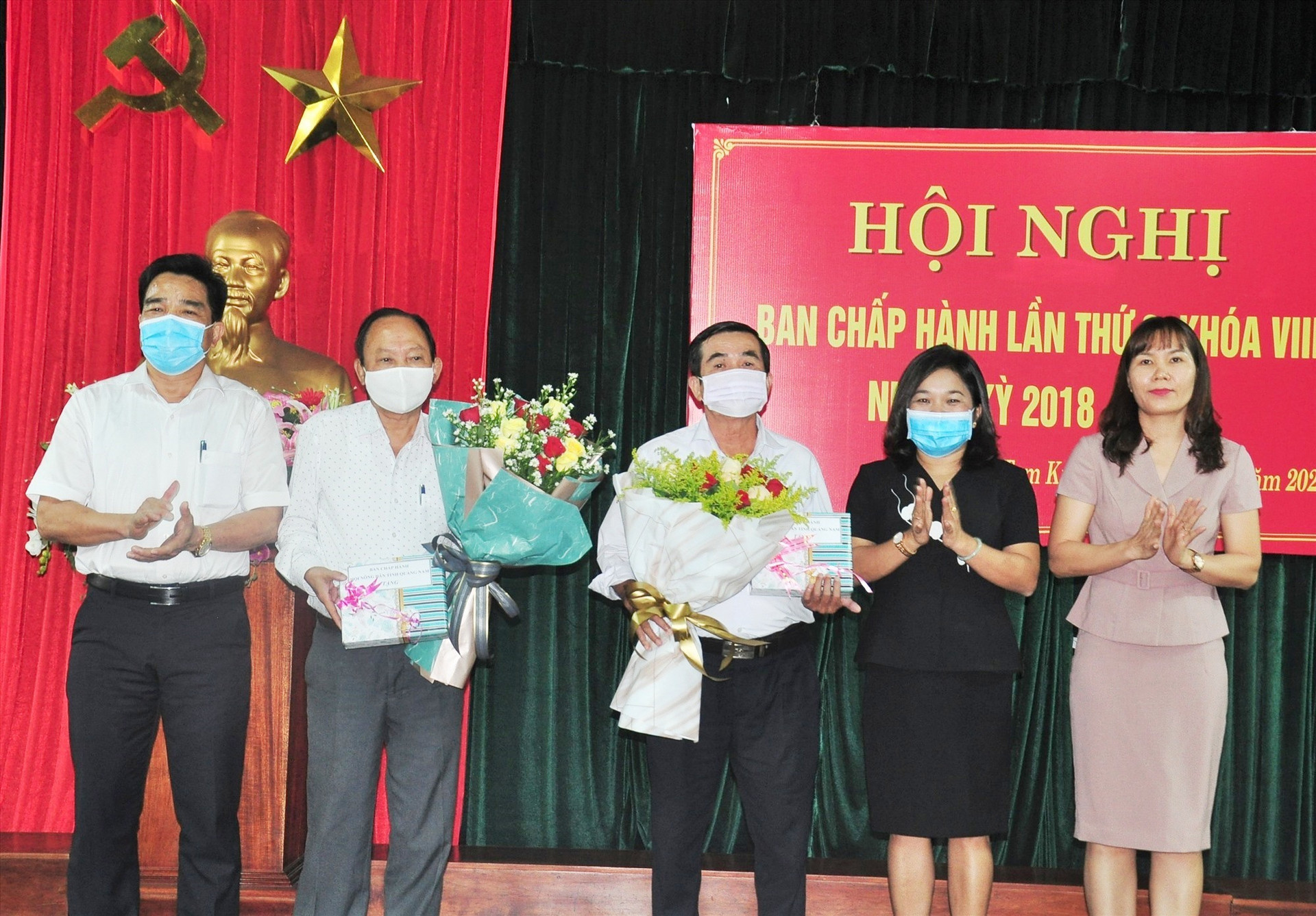 Lãnh đạo tỉnh tặng hoa cho các đồng chí thôi Ủy viên Ban Chấp hành Hội ND tỉnh. Ảnh: VINH ANH