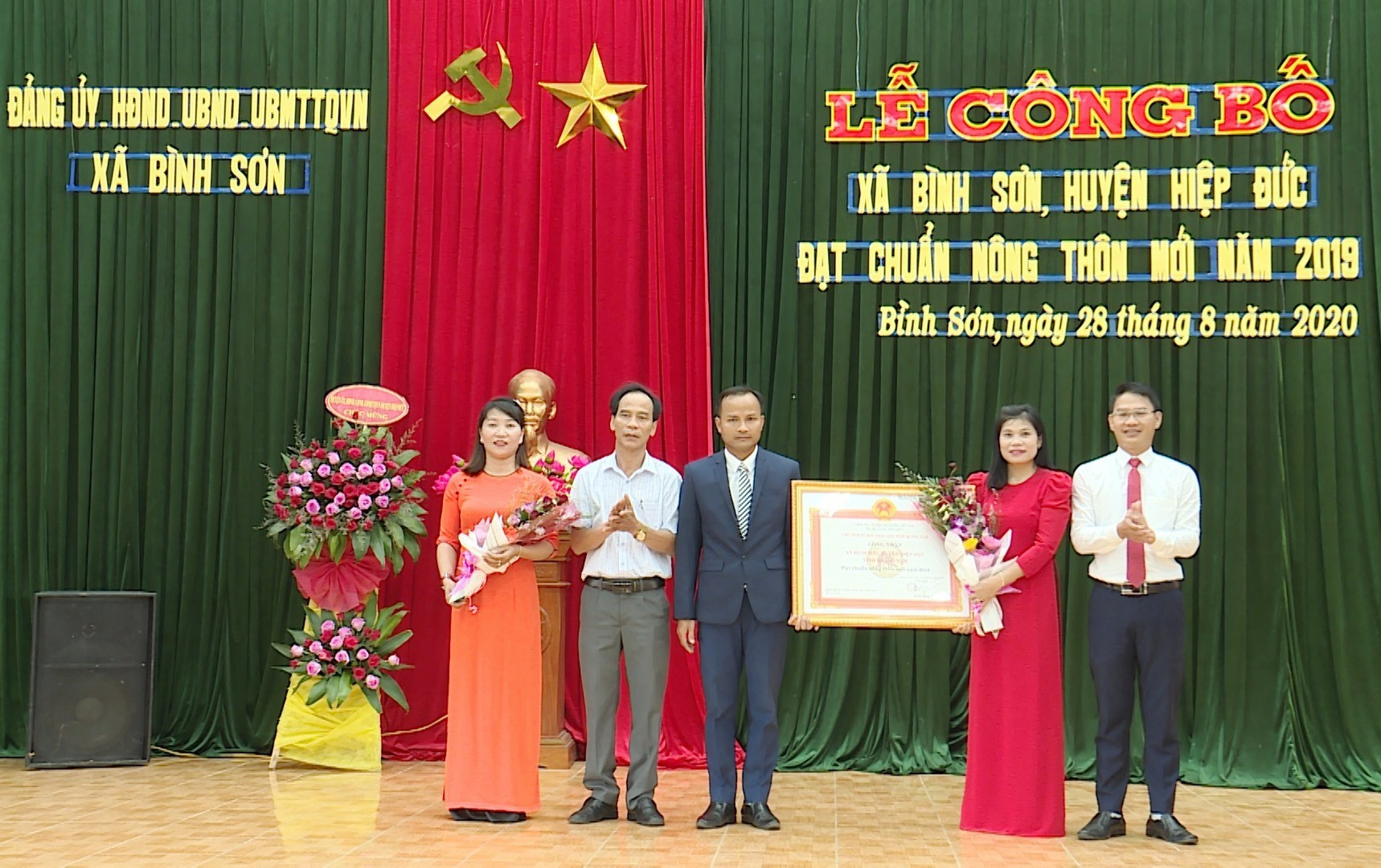 Đảng bộ, chính quyền và nhân dân xã Bình Sơn đón nhận quyết định công nhận xã đạt chuẩn nông thôn mới.