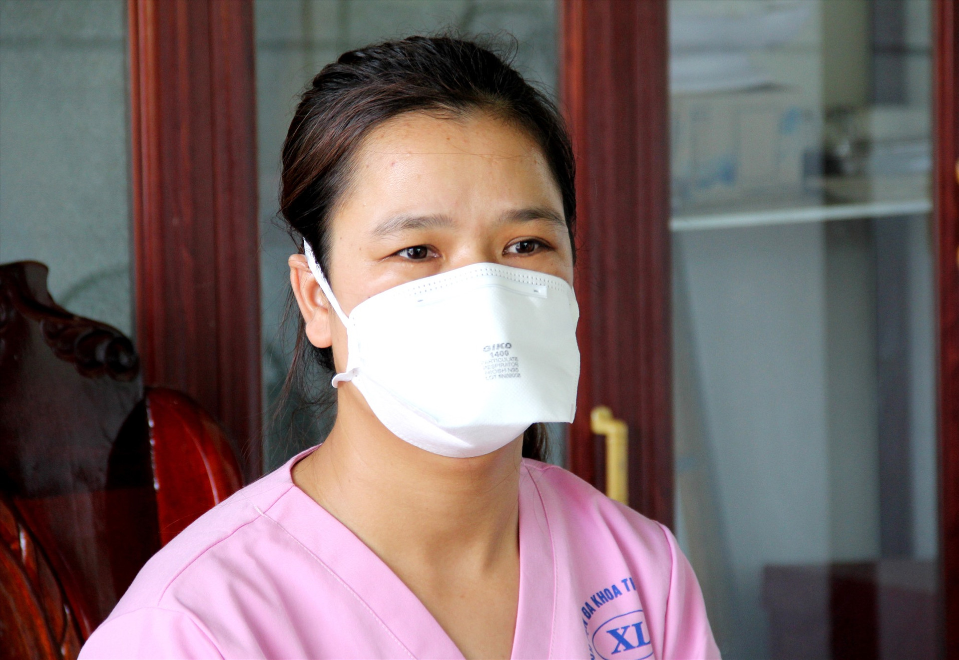 Gác lại niềm riêng, nữ điều dưỡng Đặng Thị Tiểu Loan tình nguyện ở lại làm nhiệm vụ phòng chống dịch Covid-19. Ảnh: ALĂNG NGƯỚC