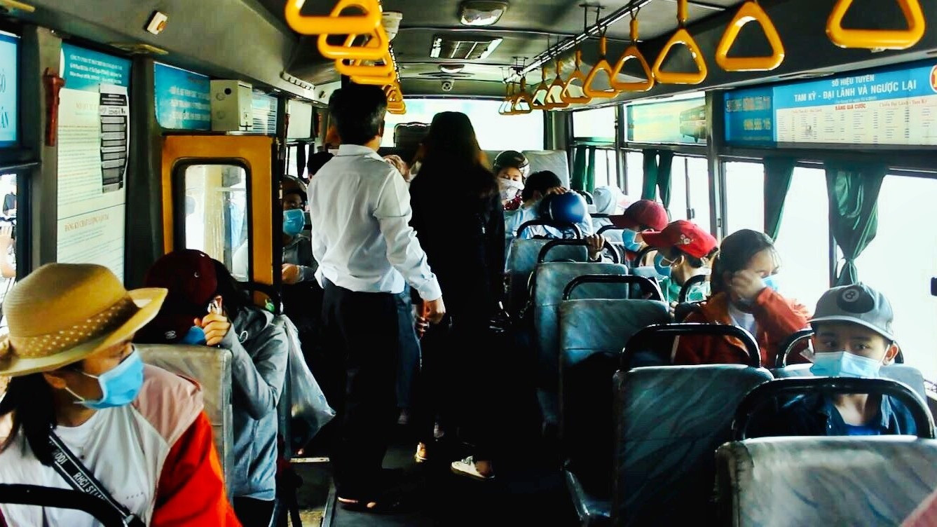 Các trường hợp trở về Quảng Nam được thu xếp trên 2 xe buýt. Ảnh: VÂN ANH