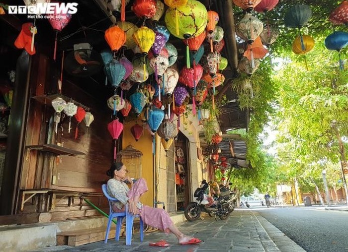 A souvenir shop with colourful lanterns on Hoang Van Thu street, Hoi An ancient town. Photo: vtcnews