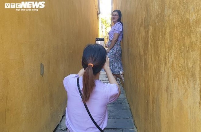 Taking photos to record beautiful moments in an alley of Tran Phu street on the first day without social distancing rules. Now, Covid-19 pandemic in Vietnam localities is under control.